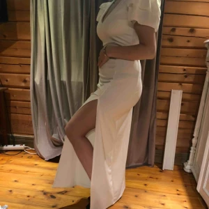  - Nu ska jag sälja min älskade klänning som aldrig kommit till användning. (Endast testad). Den samlar bara damm så bättre att sälja den till någon som den kanske kommer till användning. 120kr eller byte.