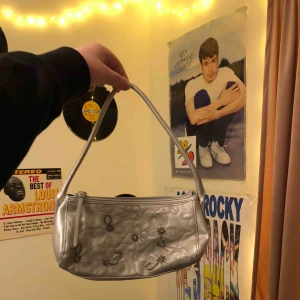  - Väska med fin brodyr, köpt här på plick men har aldrig kommit till användning💕 köpare står för frakt