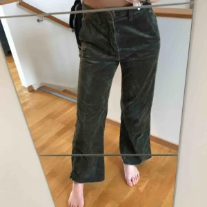  - Gröna manchesterbyxor från Zara, knappen har ramlat av men går att sy tillbaka utan problem. Säljer då de är lite för stora för mig.  Köparen står för frakt.