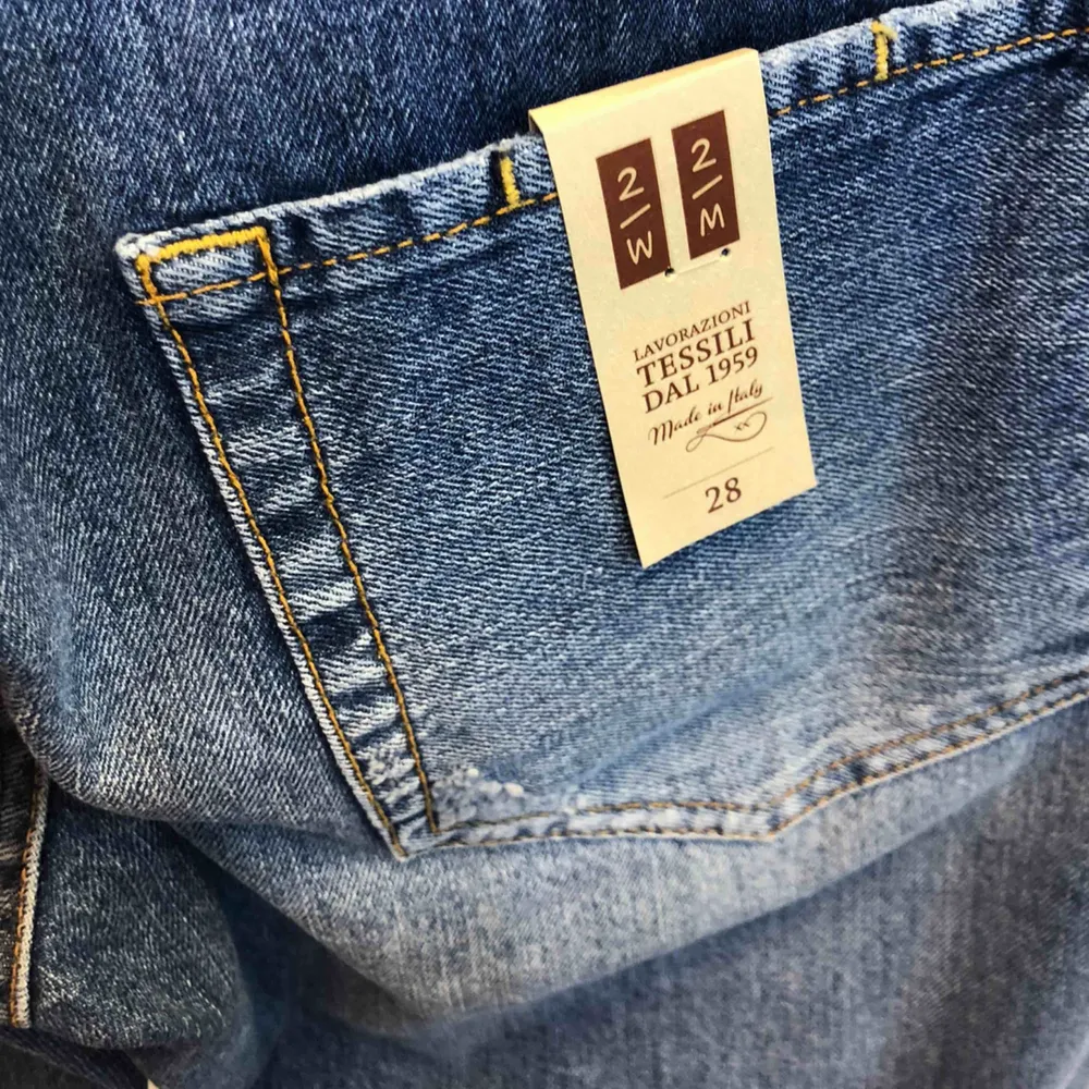Helt nya jenas, skickas via frakt till hela Sverige. Jeans & Byxor.