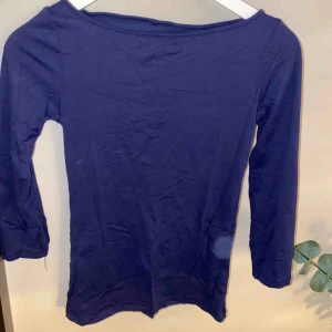  - Tajt blå skön tröja 