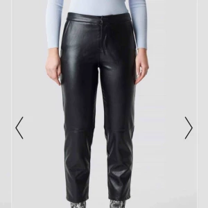  - Ett par byxor jag endast använt 1 gång från NA-KD! Lite för korta för mig, är 174!   Frakten ingår i priset! 📬 Skickar mer bilder om det behövs! 