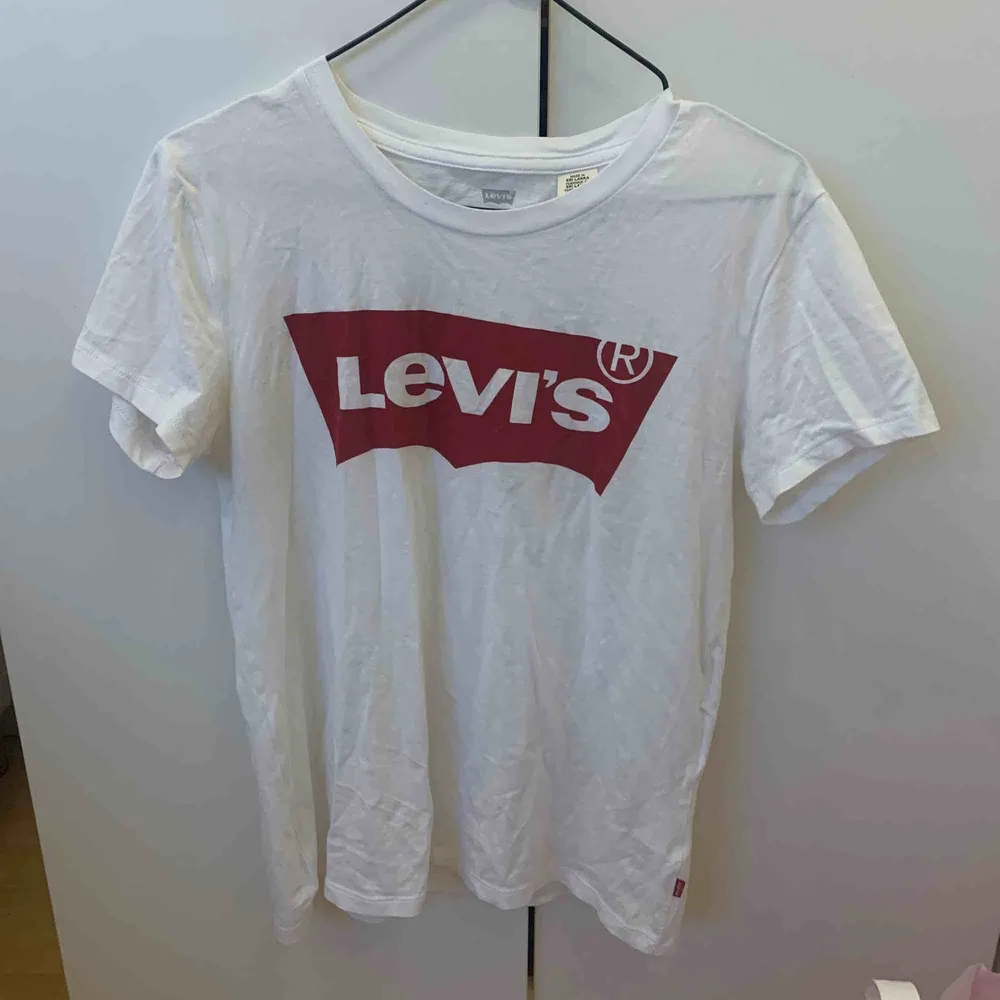 Snygg t-shirt från Levi’s! Använd endast 2 gånger. . T-shirts.