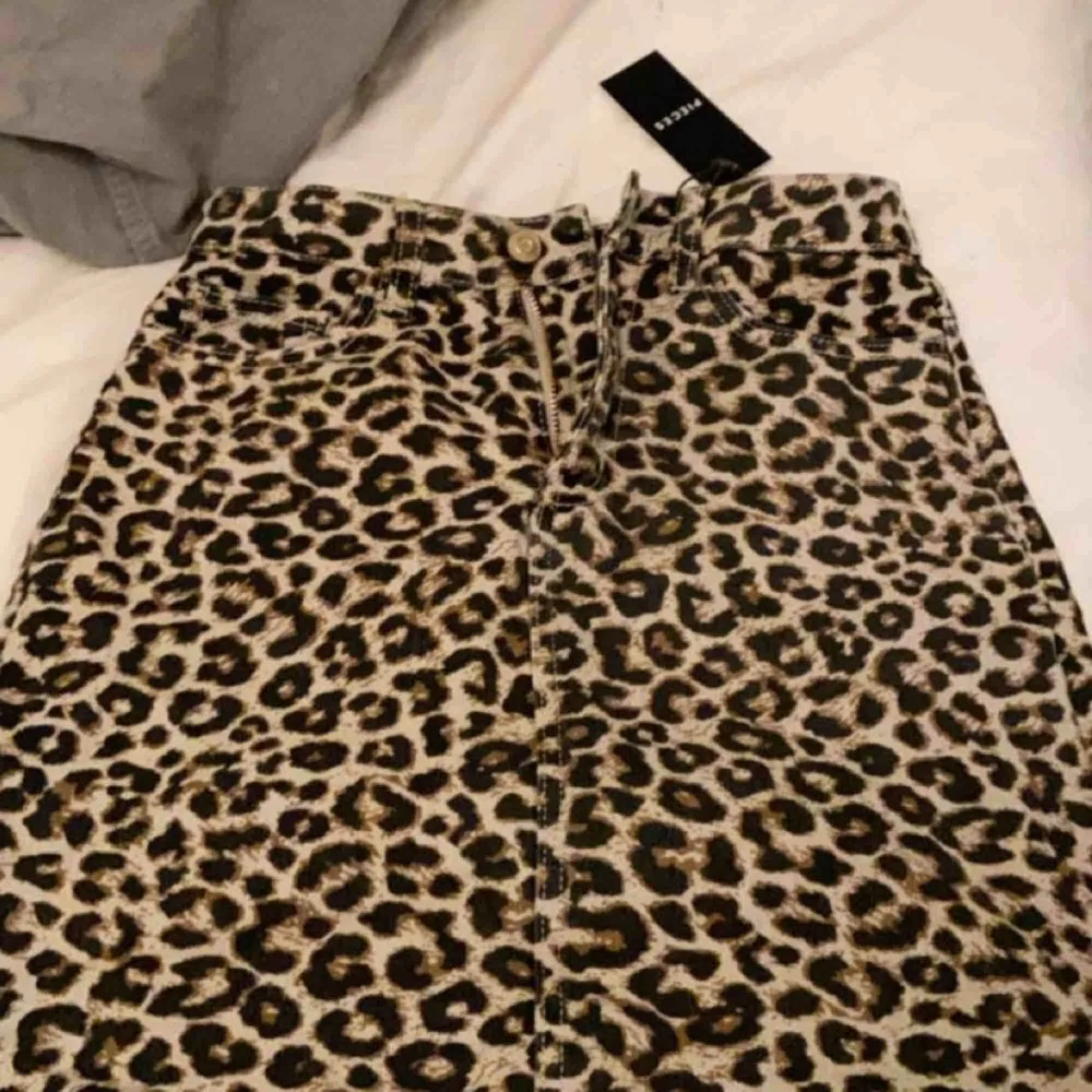 Leopard kjol från Pieces helt oanvänd med prislappen kvar, storlek XS.. Kjolar.
