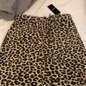 Leopard kjol från Pieces helt oanvänd med prislappen kvar, storlek XS.