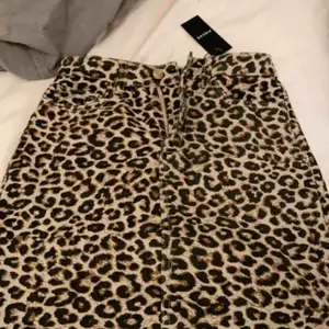 Leopard kjol från Pieces helt oanvänd med prislappen kvar, storlek XS.