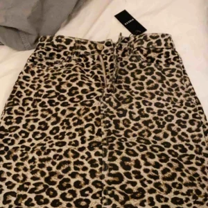  - Leopard kjol från Pieces helt oanvänd med prislappen kvar, storlek XS.