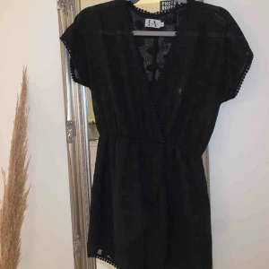  - En svart dotted playsuit från Linn ahlborgs kollektion med nakd. Helt slutsåld på hemsidan. Använd 1 gång, i jättefint skick. 