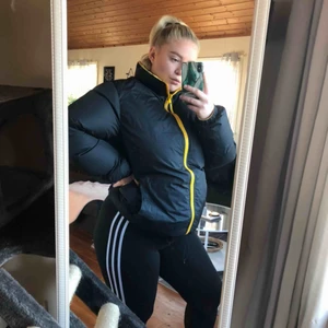  - Stor, varm vinterjacka med märke Helly hansen, sweet skateboards. Inköpt vintern 2019 på junkyard. Super speciell då man kan använda den som svart med gula detaljer på ryggen eller så vänder man den ut och in så får man en gul jacka! Nypris ca 3000. 