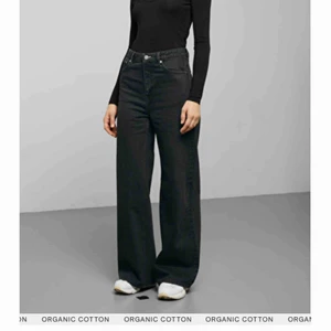  - De populära byxorna från weekday, modell ACE! Har fler färger av denna modellen därav säljer jag dessa. Älskar dem och hade gärna velat ge dem en ny ägare. 💖 Spårbar frakt 63 kr eller mötas upp i Malmö :) Ordinariepris: 500 kr