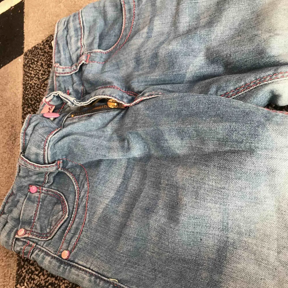 Säljer mina gamla jeans byxor. Sitter bra för en som är 10 år. . Jeans & Byxor.