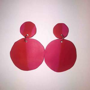 Handgjorda örhängen i lera!  Röda & rosa🌱 Instagram - Fruktansvardkonst 