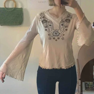  - Off white/beige tröja med vackra volanger. Fina broderier på framsidan. Möts på södermalm. Frakt tillkommer💞💞💞