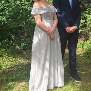  - Säljer min fina balklänning till den som vill glittra lite extra på årets studentbal!! Klänningen är off-shoulder med tyllkjol, litet släp och paljettbeklädd topp. Passar dig som är mellan 150-165