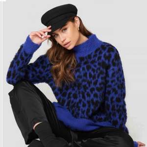 Super snygg leopard tröja som passar till både svarta o blåa byxor!   Kan mötas upp eller frakta