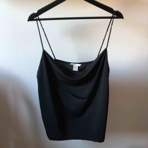  - Spagetti-linne från HM i strl S. Väldigt snygg och trendig urringning.  Nästintill aldrig använd. Köparen står för frakten <3