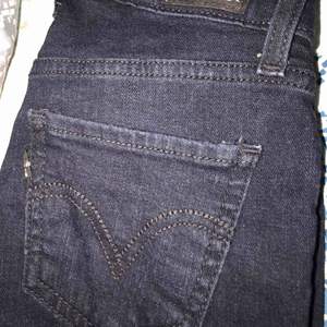 Passar xs/s. Levis jeans (leggings). Slim jeans. Helt nya bara testade. Mörkblå. Nypris: 1099kr 