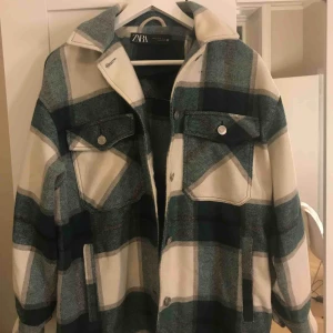  - Populär zara jacka i ny skick. Köpare står för frakt 