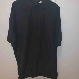  - Oversize lång tröja från Weekday. Hög hals och dragkedja i nacken. Mörkgrå/svart.  