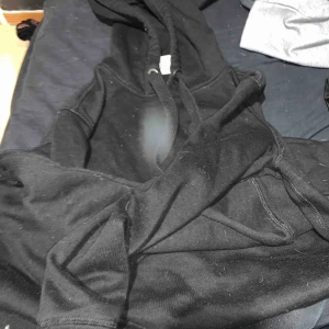 - Lång hoodie från hm. Använd några gånger men inget man ser! Går ner på knäna.  100kr ink. Frakt 50kr