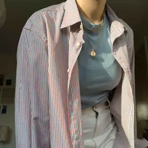 Cool oversize skjorta från Charles Tyrwhitt. Passar bra över andra tröjor eller knuten/instoppad. Passar alla storlekar beroende på önskad passform. 65kr + frakt :)
