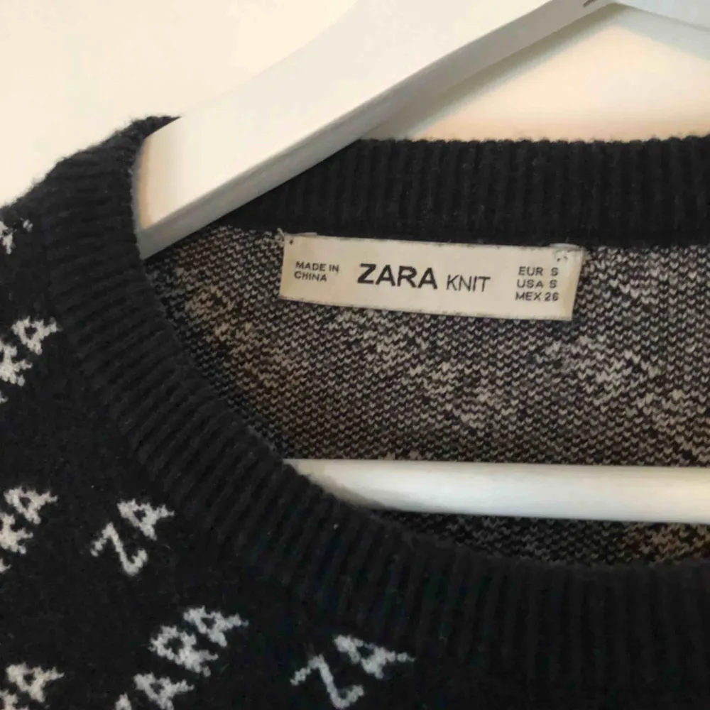 Populär stickad tröja från Zara. Köpt för 400. Använd fåtal gånger. Jättebra skick. . Stickat.
