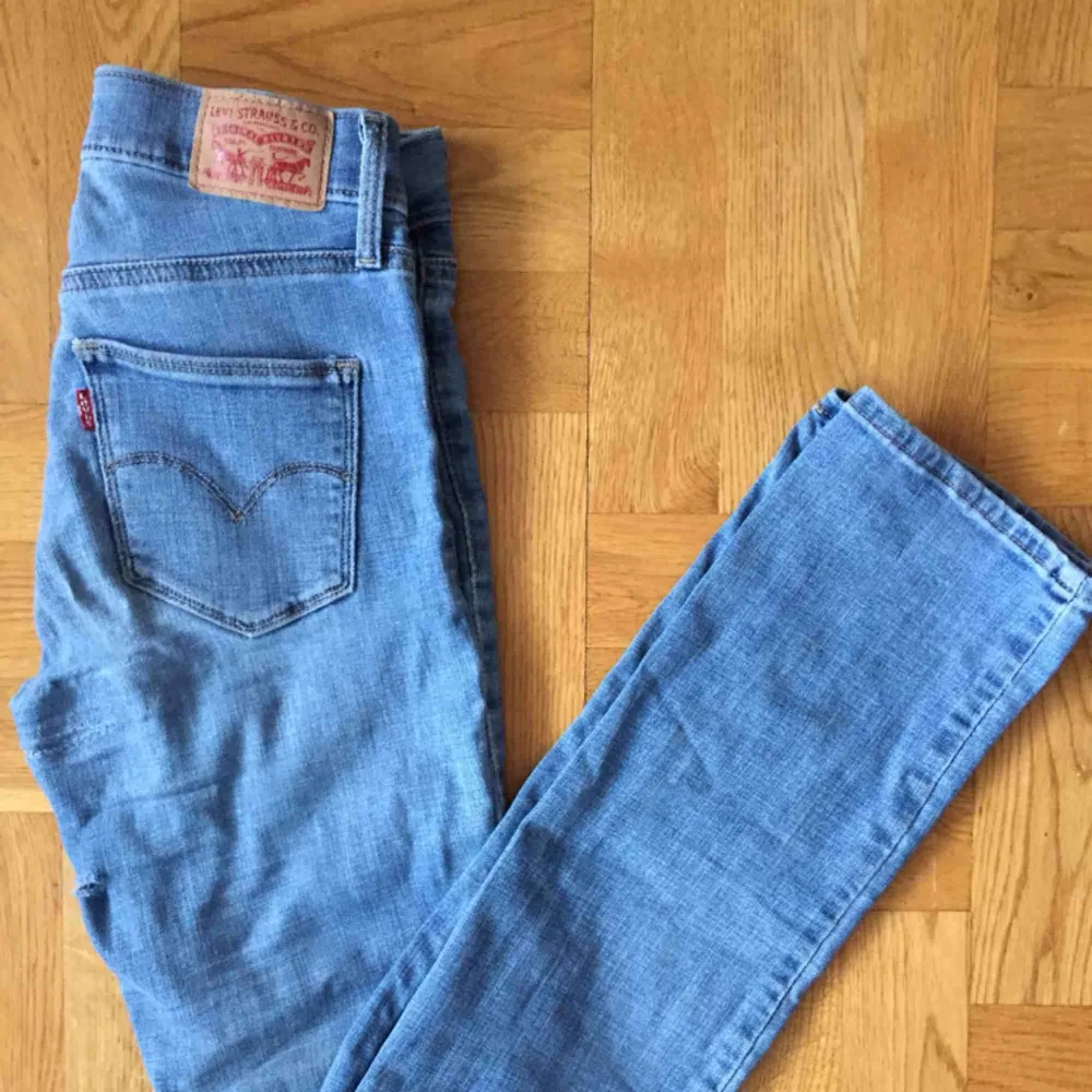 Levis jeans med ljustvätt. As snygga, as sköna och nu tyvärr försmå. De är välanvända och har sina skavanker, fast det går att fixa eller leva med när de är så pass bra jeans. De är köpta för 800kr på rea.. Jeans & Byxor.