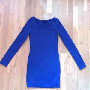  - Kort tajt klänning. För liten för mig så kan inte visa på men visar ungefärlig längd, jag är 164 lång. Stretchig bomull. Betala gärna med swish. Frakt blir 35 kr. Kan samfrakta om du köper flera varor av mig!