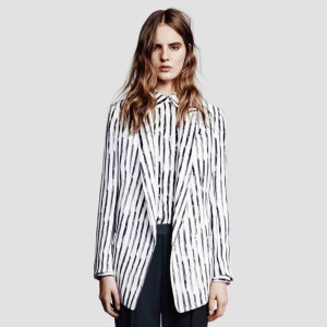  - Fint skick förutom trådar som repats lite på ryggen finns även mindre liknande trådar på insidan av ena ärmen och på kavajens insida som inte syns. Tycker inte det stör då den ändå är mönstrad, säljer den då den tyvärr är för stor.  +79 för frakt