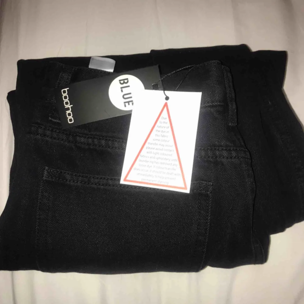 Säljer ett par helt oanvända jeans från boohoo de är i storlek 40 men skulle säga att de är mer som 38. De är från tall alltså över 170. Priset kan diskuteras . Jeans & Byxor.