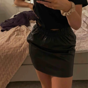  - Fin skinn kjol, strl S 150kr 🌟🌩