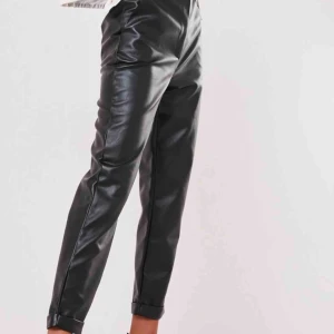  - Snygga fejk Skinnbyxor från missguided. Stämmer bra i storlek