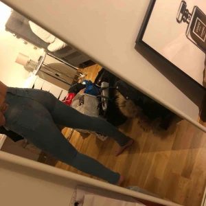  - Blåa levis jeans är jättedålig på storlekarna i dom här jeansen men sitter som S skulle jag säga, använda en gång, kan gå ner lite i pris vid snabb affär köparen står för frakten.