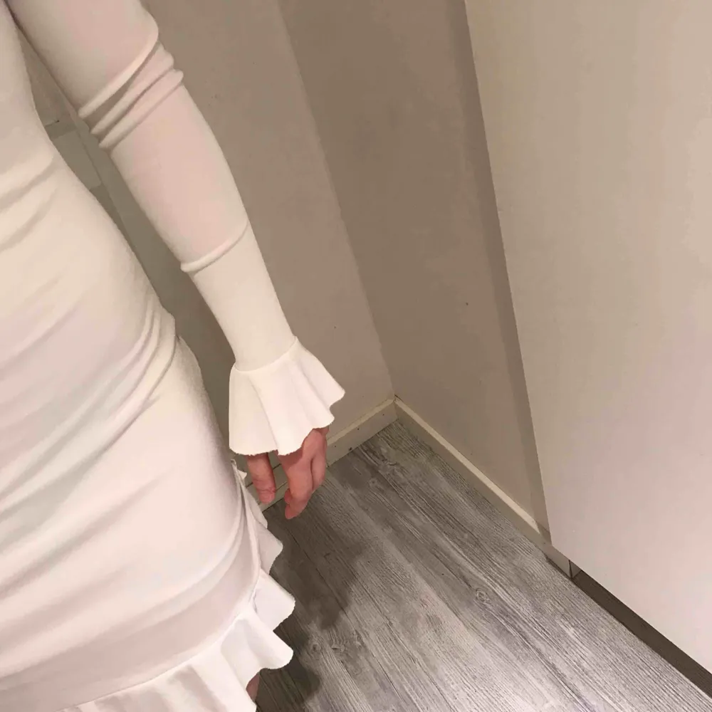 Nu säljer jag min avslutnings klänning använd endast 1 gång!💕 vit klänning med volanger vid armarna och kanten . Klänningar.