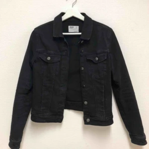  - Svart jeans jacka från Berskha Använd ett fåtal gånger Nypris: 249kr  Säljer pga storlek för liten Säljer för 150kr+frakt  