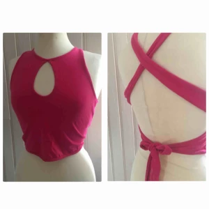  - Croptop som knyts i ryggen Passar även en M  