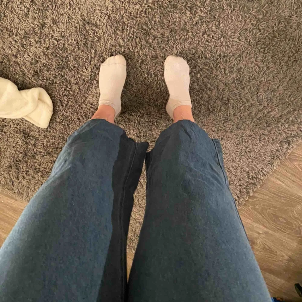 Ett par skitsnygga jeans från boohoo. En rak modell som slutar lite högre upp på benet.. Jeans & Byxor.