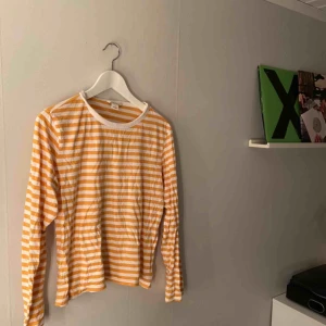  - Randig långärmad från monki! Skitsnygg!