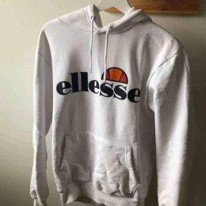 Ellesse hoodie - Säljer denna ellesse hoodie för att den inte kommer till användning så ofta, väldigt skön och fin. FRI FRAKT!!! Så fri frakt till vilken stad som helst, kan även mötas upp i Norrköping om du ej vill ha den fraktad🥰