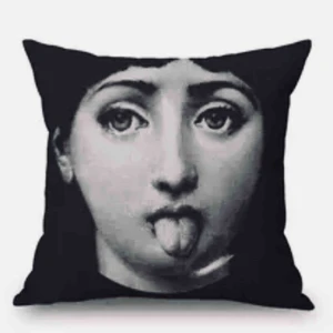  - Nytt & plomberad handgjort designat kuddfodral.                      Material: polyester bomull. Detaljer:färg:svart,vitt. Dragkedja. Mått:45X45. Säljes nytt kodfodral fordring ingår ej. * snabb leveranstid:1-3 vardagar. Beställing: swisch 