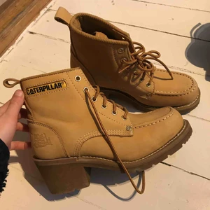  - Hej hallå säljer våra äkta Caterpillar skor som tyvärr inte används längre. I väldigt fint skick. Kan mötas upp såklart eller så kan dem fraktas