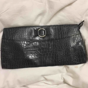  - Medium/stor stor vintage clutch i matt svart färg. Toppenskick! Frakten kommer på 60kr extra. Jag står inte för postens eventuella strul och produkten är prutat och klart. Står inget märke på väskan. 