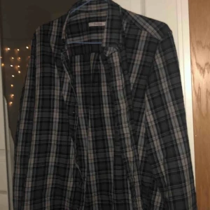  - 💫säljer min vintageliknande skjorta från dressman. Säljer den då det inte är min stil längre:/. 💕använd en gång i ett rök och pälsfritt hem💕 hör av dig om du har någon fundering<3