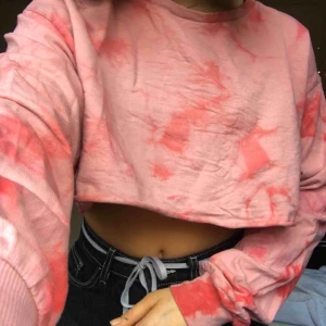  - Asball batik-croptop/ sweater i toppskick, säljer då jag inte använder längre. Den är i strl M och sitter lite löst på mig som vanligtvis har S, jag möts upp i Stockholm annars blir det 44kr frakt:)