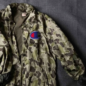  - Tunn jacka från Champion, storlek M/L beroende på hur man vill ha den. Använd men i bra skick.