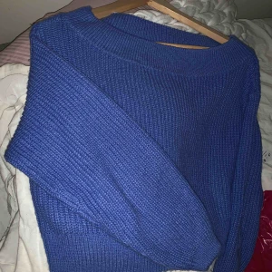  - En stickad tröja ifrån Gina tricot super skönt matrial o fin blå