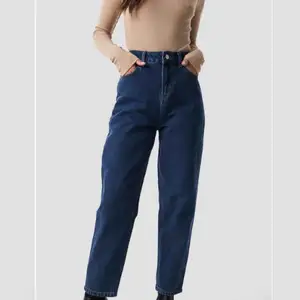 Ett par jättefina mörkblåa mom jeans som tyvärr inte kommer till användning längre:( Köpta på na-kd för 349kr och är endast använda fåtal gånger💓