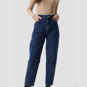 mom jeans  - Ett par jättefina mörkblåa mom jeans som tyvärr inte kommer till användning längre:( Köpta på na-kd för 349kr och är endast använda fåtal gånger💓