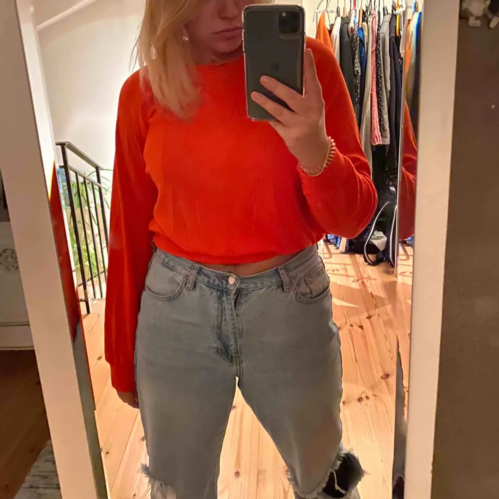 Orange sweatshirt i kortare modell, sjukt skönt material! Aldrig använd 💓. Tröjor & Koftor.