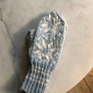  - Handstickade vantar i vitt och ljusblått. Ej använda. Stickade i 100 % norsk ull. 
